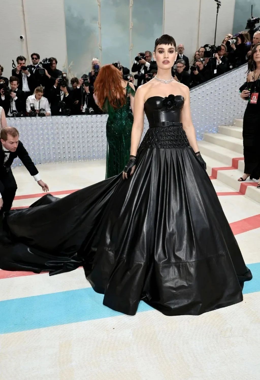 拖把头、海底生化人穿搭，美国这最受瞩目的一夜，如“群魔乱舞”