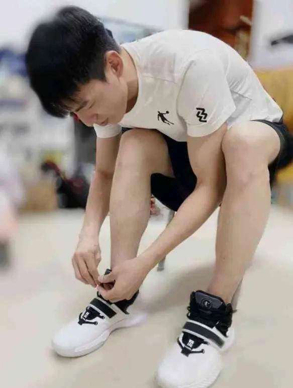 CBA联赛火爆，球员代言水涨船高，他们都代言什么品牌球鞋？