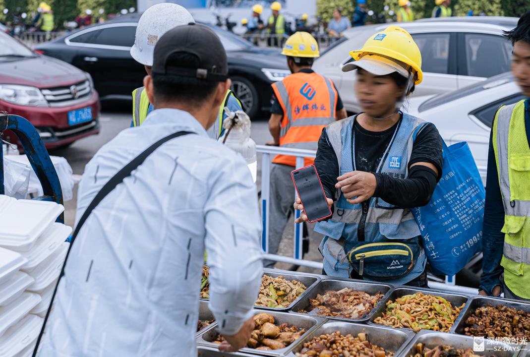 他们在深圳房价10万/平的地方,卖10元工地快餐