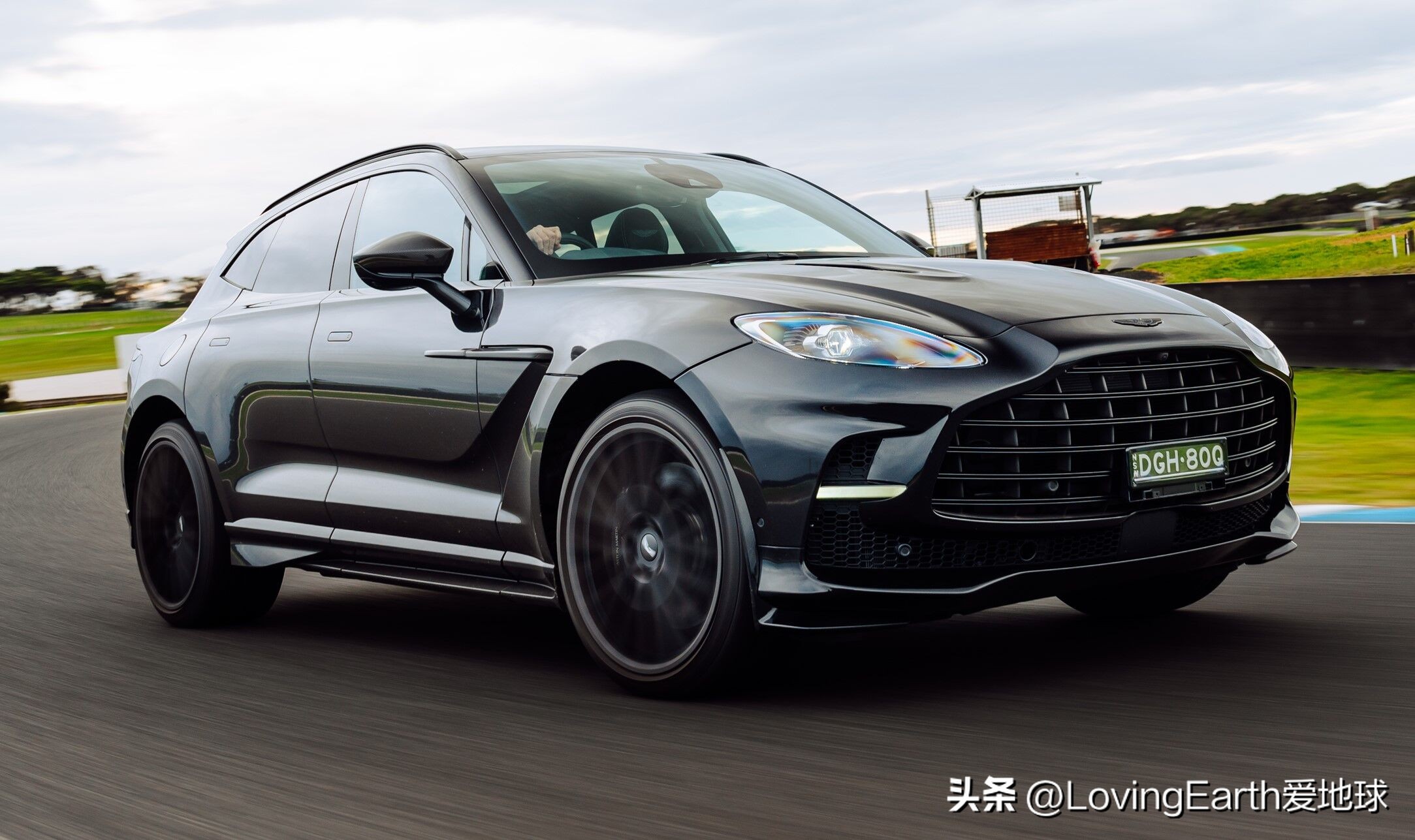 阿斯顿马丁dbx707与兰博基尼urus,阿斯顿马丁dbx707赛道测试