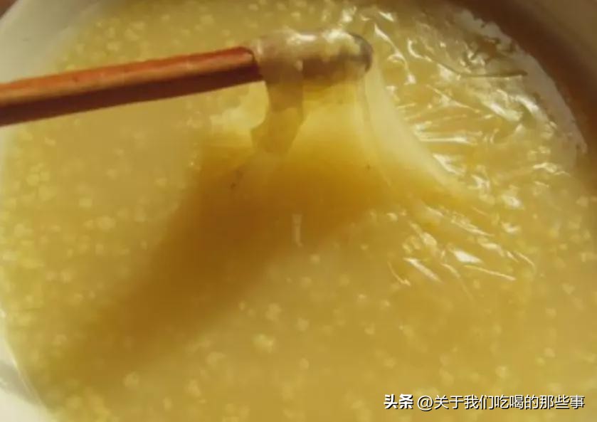 熬小米粥时直接下锅煮是大忌,熬小米粥为什么不黄