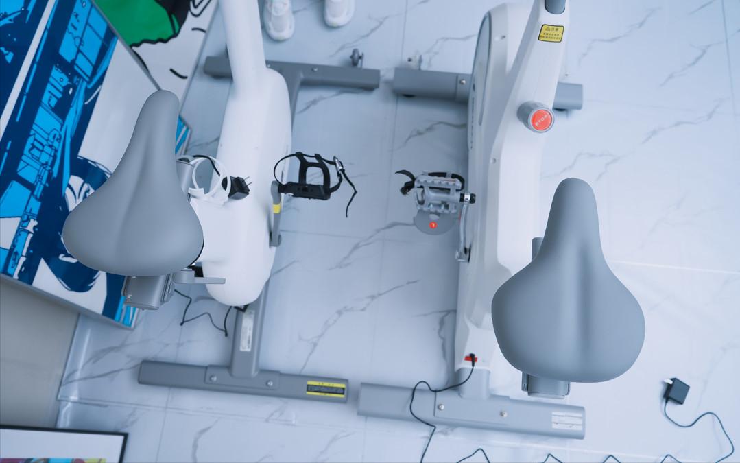 动感单车伤到膝盖了会不会很严重,动感单车不站着骑对膝盖有伤害吗