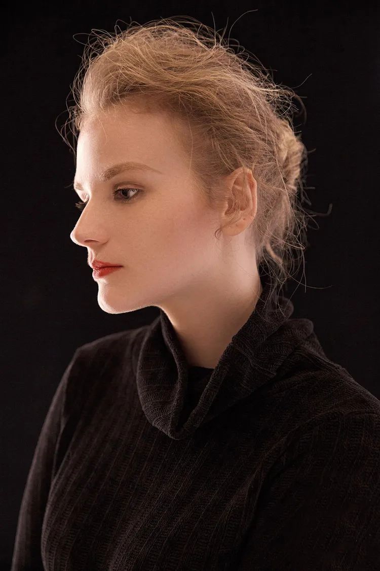 黑色背景拍出了真的好高级感,纯色背景怎么拍出来高级感