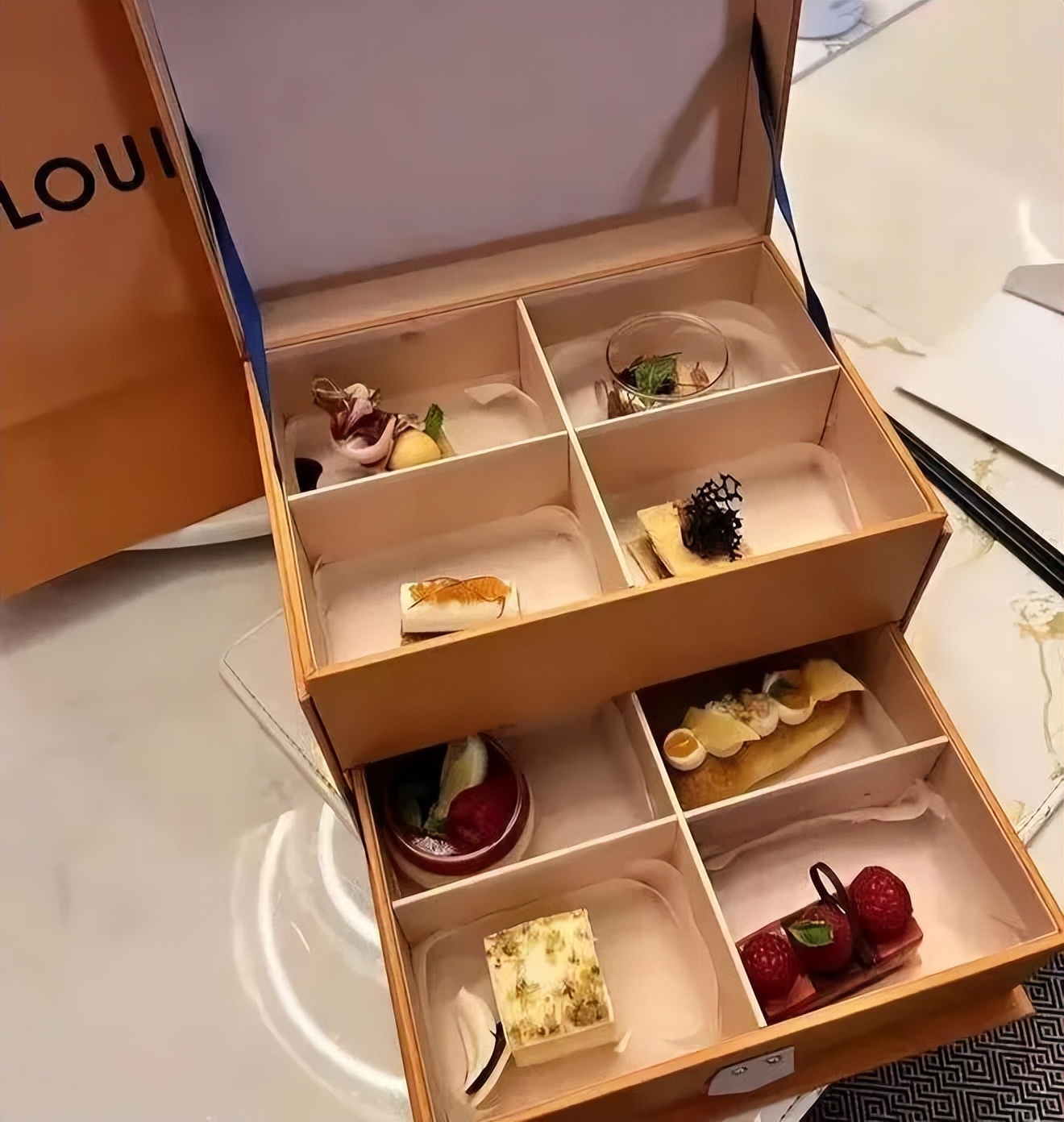 上海疫情下，中国最豪爽神秘组织，把14亿总部大楼都捐了！