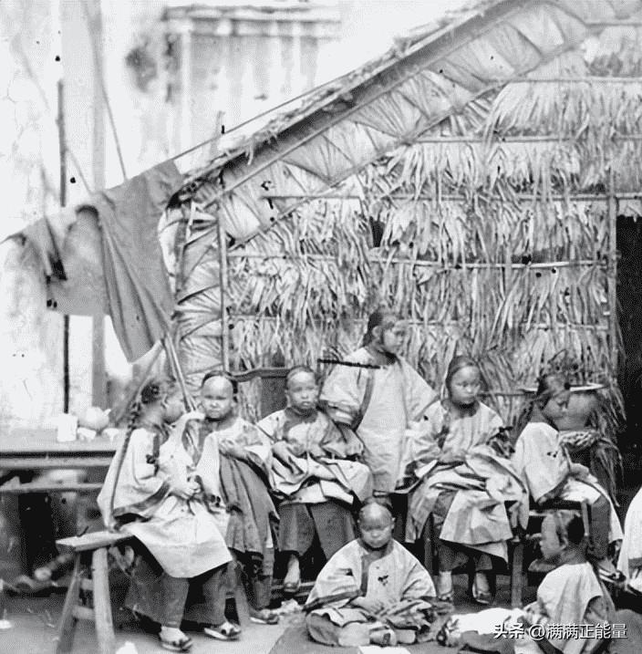 高清老照片：旗人格格大腿岔开豪放洗衣，地主三妻四妾不输女明星