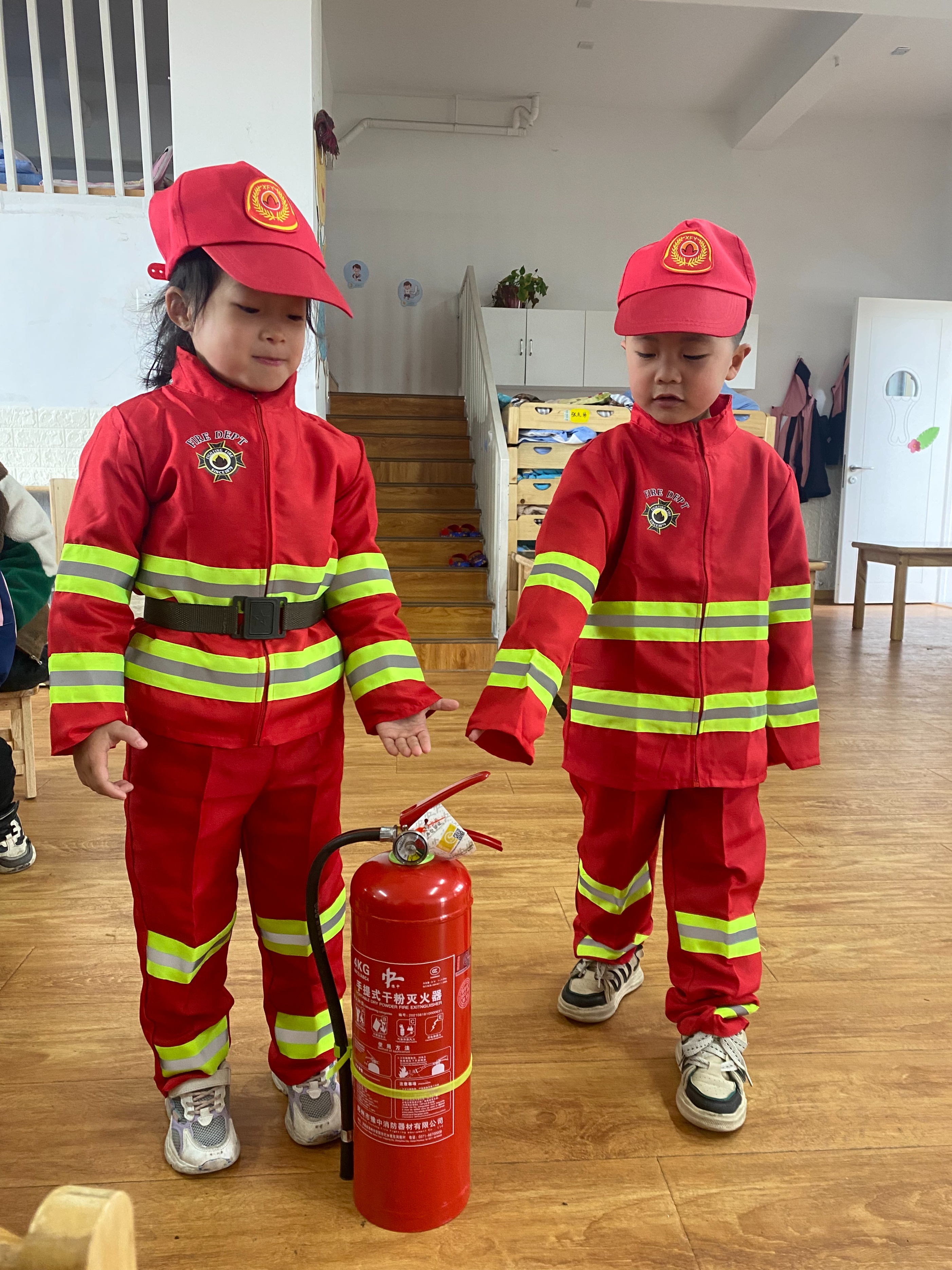 小班消防安全演练活动,消防队到幼儿园开展消防安全演练