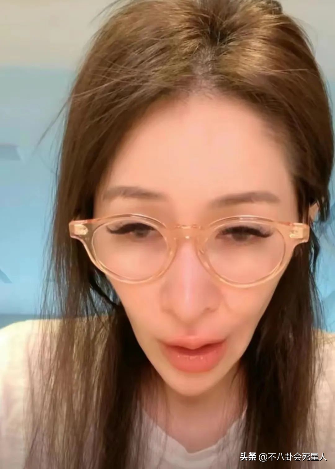 萧亚轩现在是什么脸型,40岁萧亚轩素颜出镜被嘲老气