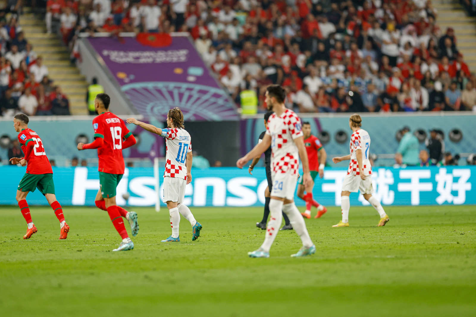 国足被判争议点球裁判被围,国足首战亚洲杯争议判罚