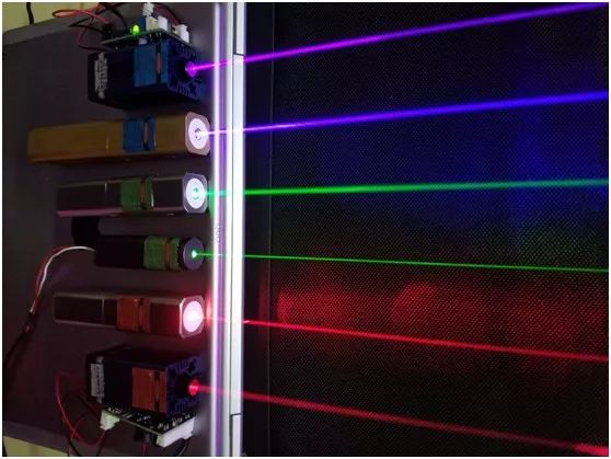 海信4k100寸激光电视多少钱,100寸激光电视和液晶电视哪个好