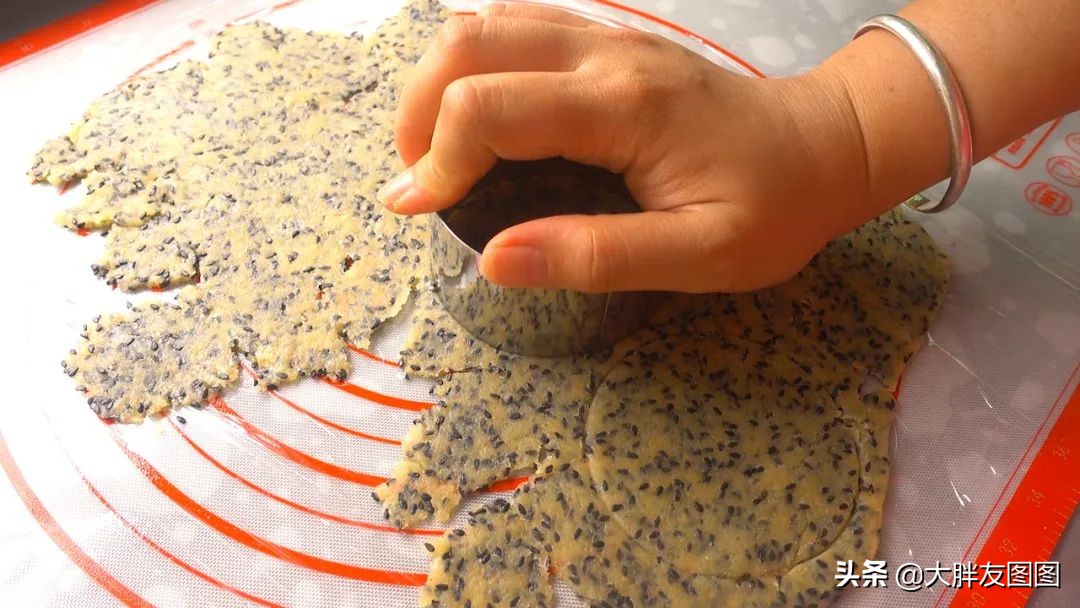 熟黄豆粉做薄饼怎么做,不用面粉做的酱香饼