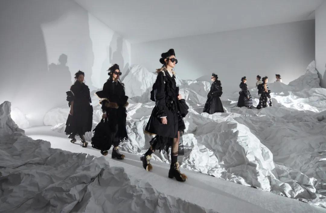 上万元加拿大鹅羽绒服网店仅售50,moncler经典款羽绒服