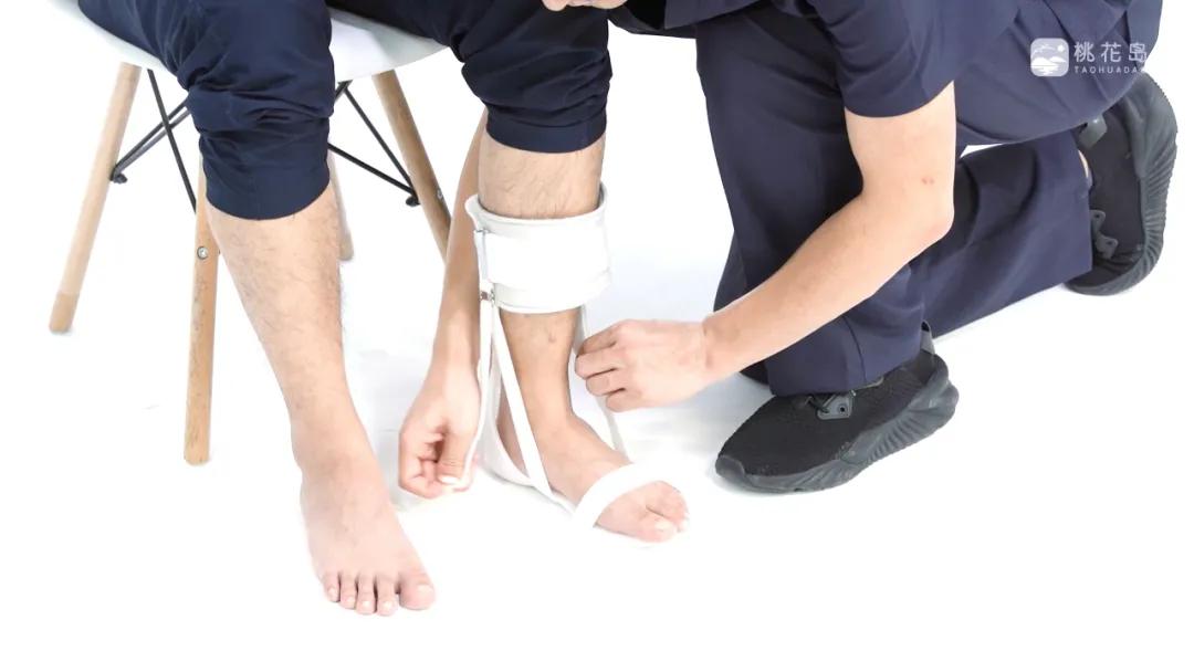 脑梗偏瘫走路脚后跟不着地,脑中风偏瘫患者正常行走步态