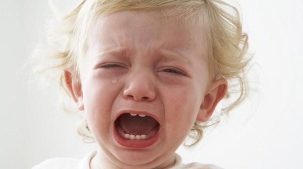 孩子爱发脾气，甚至动手打人，大多是父母没有教会他如何表达情绪