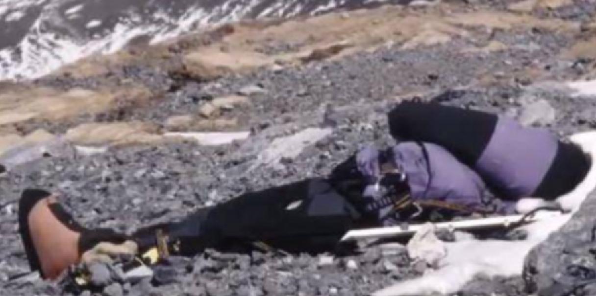 珠穆朗玛峰睡美人冰封十年成路标,珠穆朗玛峰沉睡了20年的睡美人