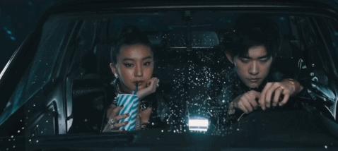 白发老妇在血色中“一夜回春”?通过杀戮释放欲望,只能说太奇葩