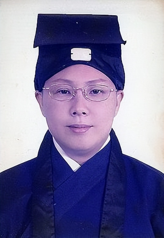 *星艳**出家当尼姑，称看小电影不如自己演，犀利点评林志玲是小黑枣