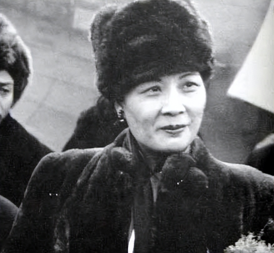 秘书回忆:因*颖超邓**属兔,84年八十大寿时,宋美龄送来一只水晶兔