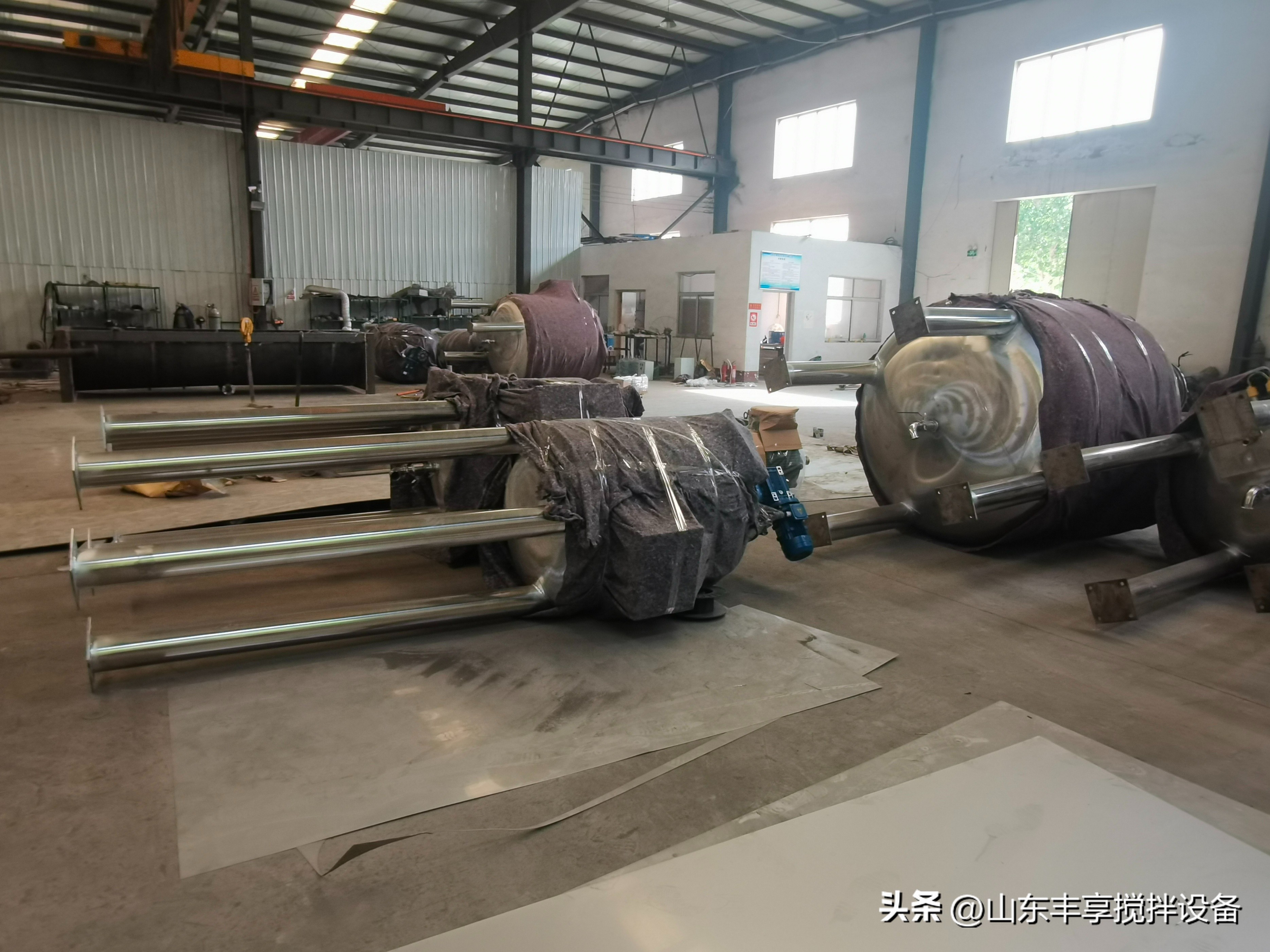 不锈钢加热搅拌罐厂家报价,山东双层不锈钢电加热搅拌罐厂家