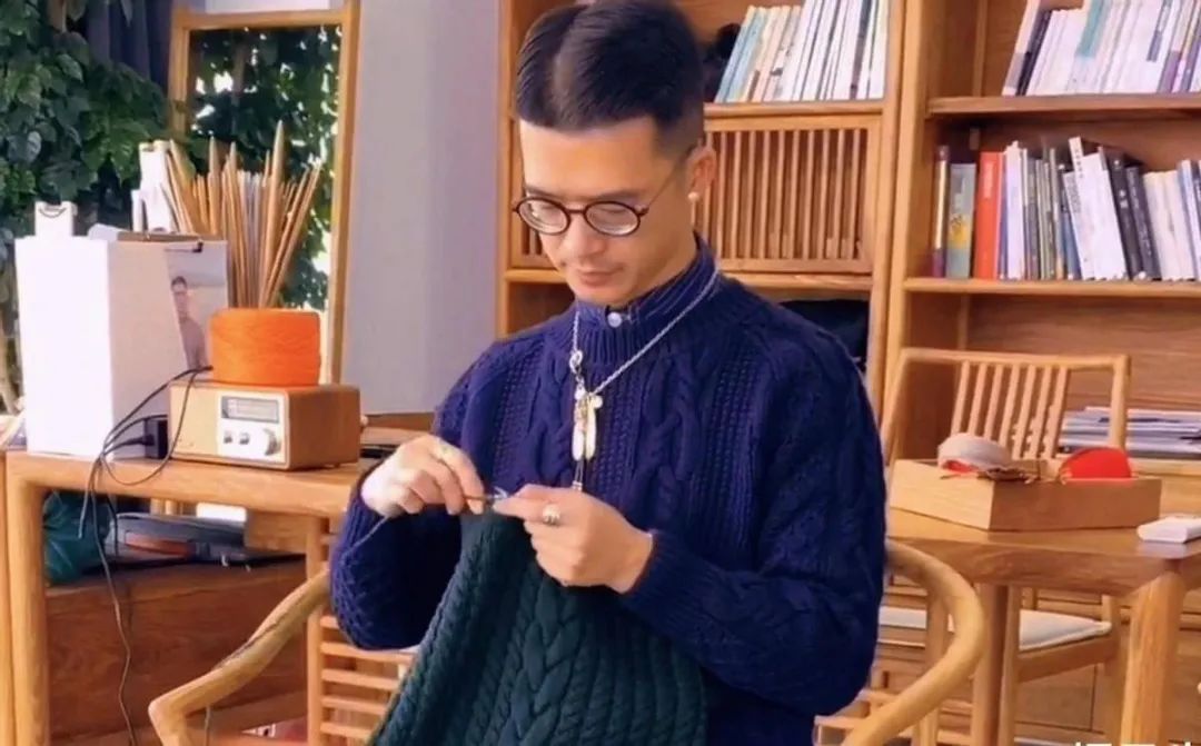 85后小伙辞职回乡织毛衣，年入500万，两登央视，一件毛衣卖8990，有何过人之处？
