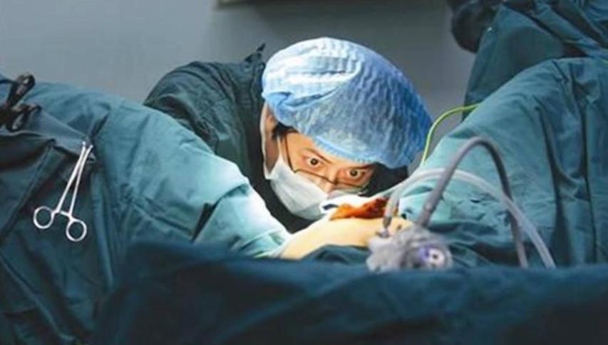 21岁女孩做人流被围观，被4名男医生嘲笑*处私**，医院：镶钻石了？