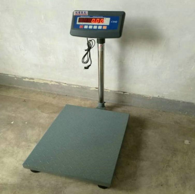 男子买胡萝卜700克,一男子在网上买零食