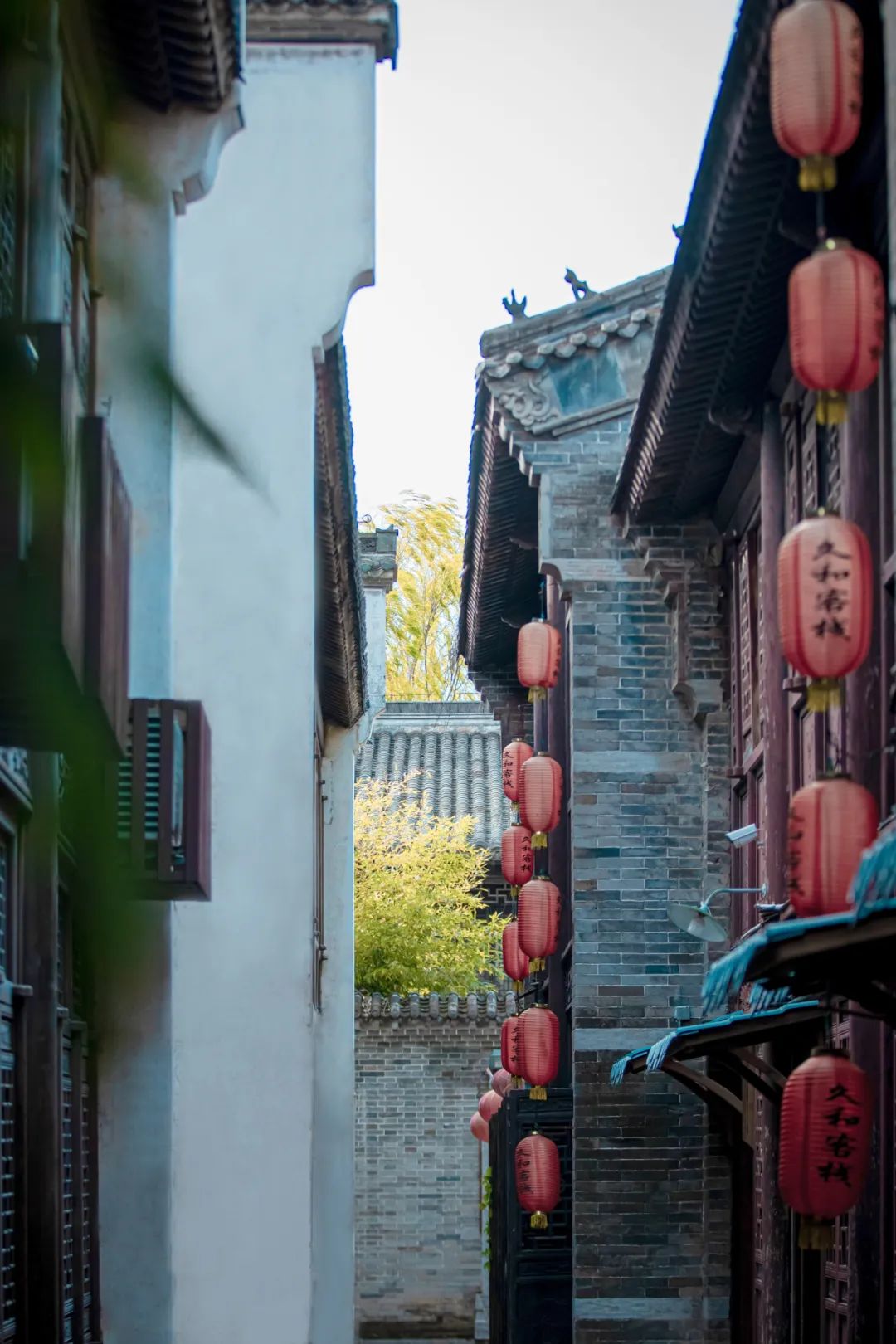 青砖黛瓦如诗如画下一句,青砖黛瓦岁月悠长