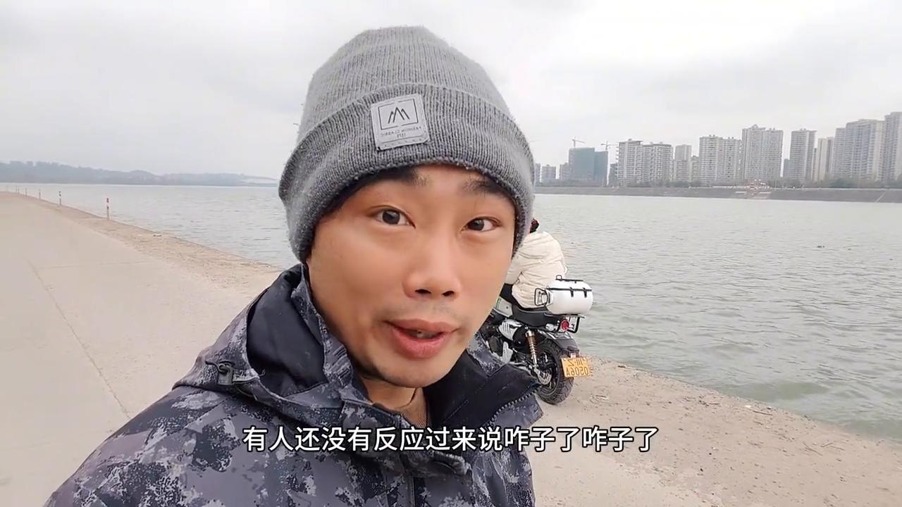 被关在电梯里有信号吗,电梯超载没有提示