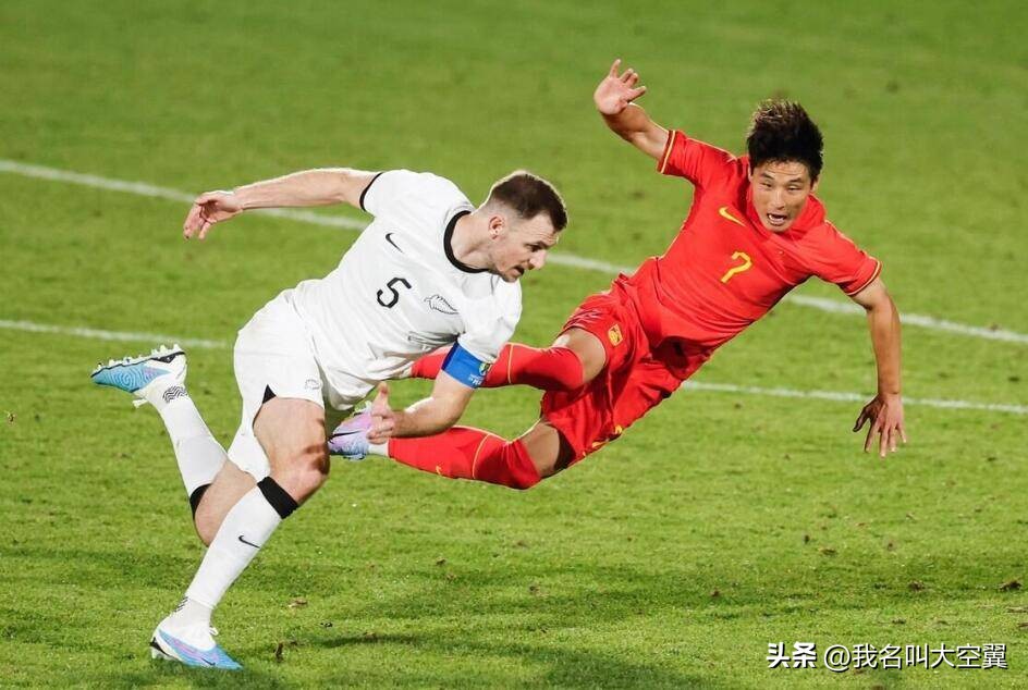 武磊连续三场首发难阻失利,武磊错失单刀国足1-2新西兰