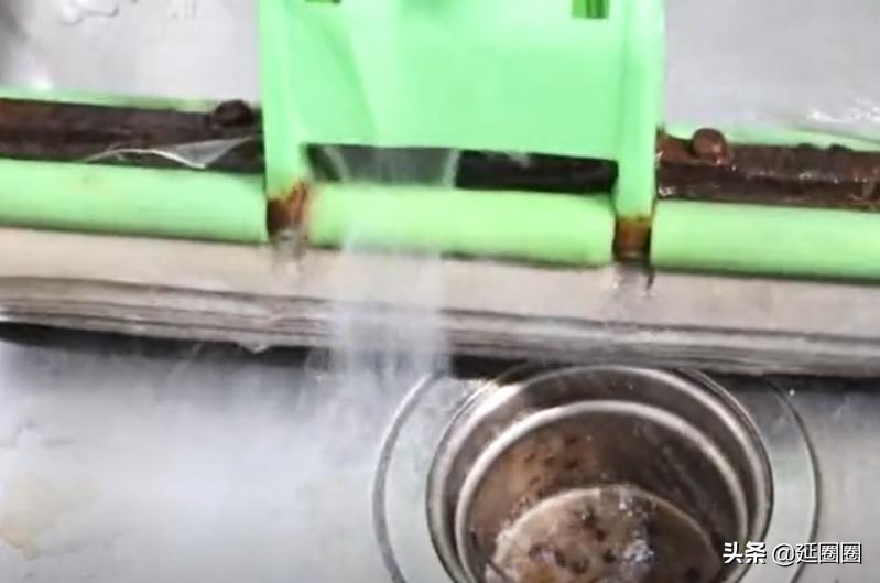 清洗又脏又硬的海绵拖把,海绵拖把脏了黑了怎么清洗