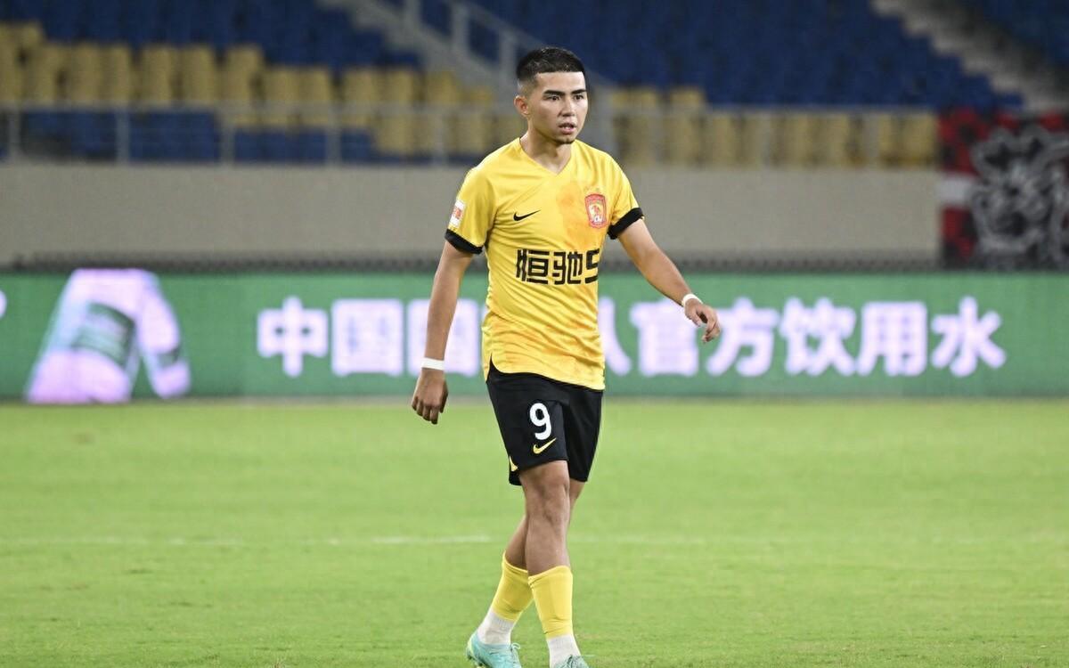 留洋一圈就飘了，骂教练、骂队友，没有他不骂的！被弃用就是活该