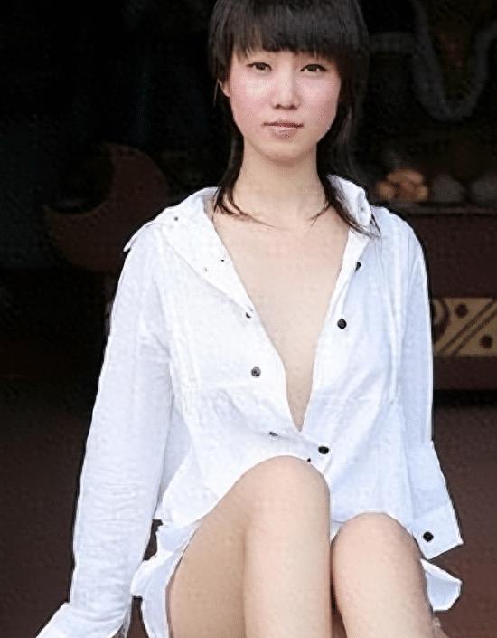 “网红模特”*筱雨张**,出道一年拍21套人体写真,现38岁仍单身未婚