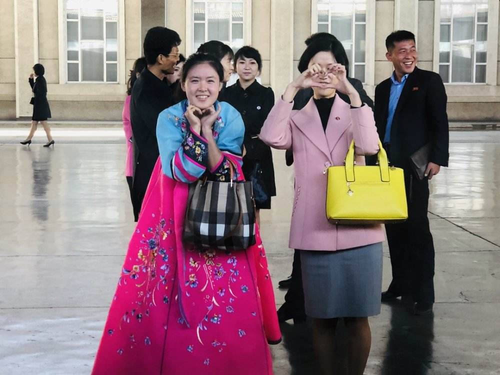 走进朝鲜，朝鲜美女导游漂亮清纯，在游客购物时，积极帮忙砍价