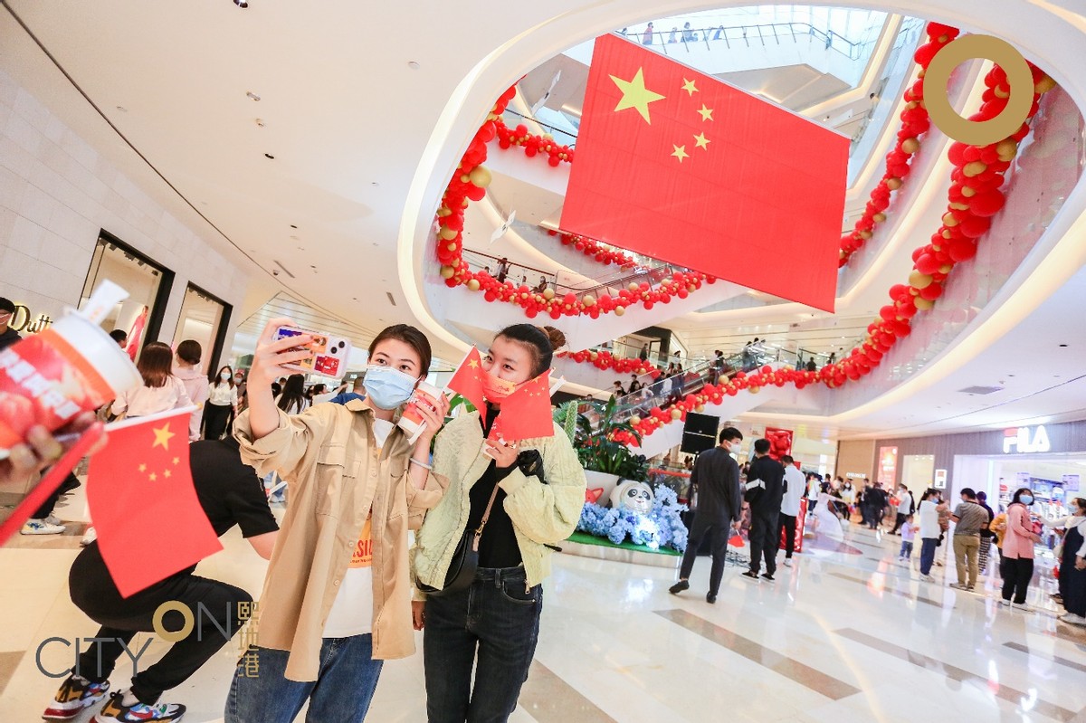 “熙”望长安·锦绣中华熙地港唱响华诞打造巨型*旗国**献礼国庆满眼尽是中国红