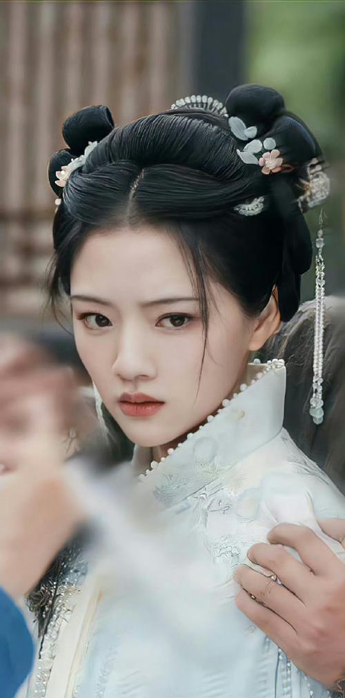 杨颖王楚然任敏霸屏,任敏新造型齐刘海