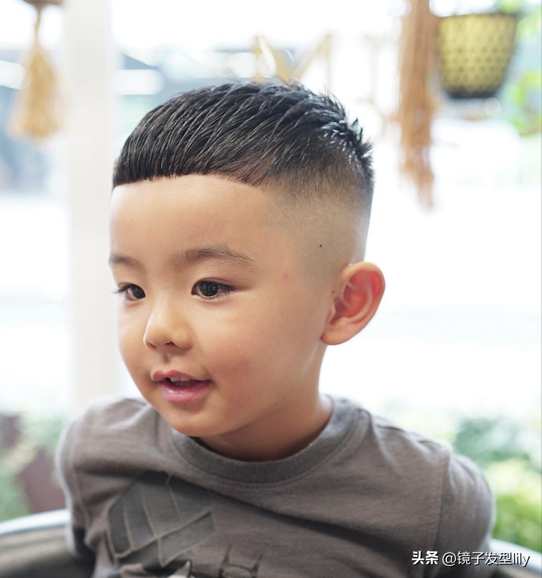 新帅气小男孩发型14款,两边剃光的最帅气小男孩发型