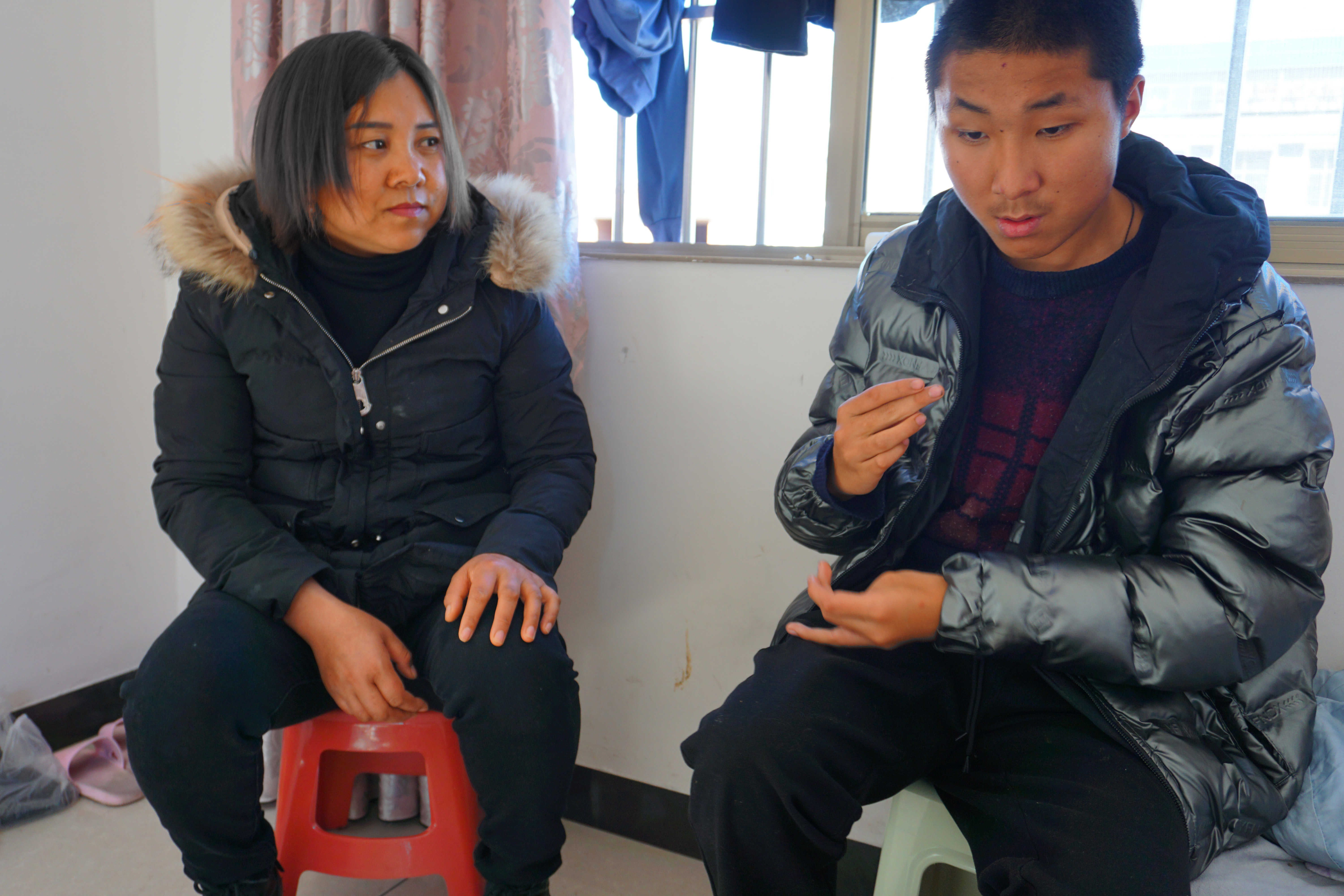 妈妈每晚搂着16岁的儿子睡觉，不开灯讲故事哄他：睡着了就不饿了