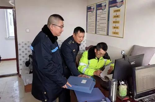 大同23辆违规出租车被罚,鞍山13辆出租车被曝光