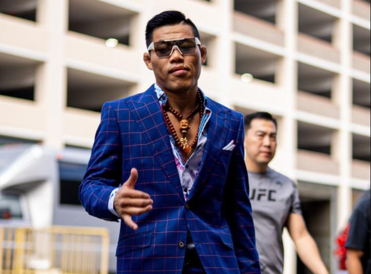 够火爆!互相推搡+砸水瓶,赛前发布会突发情况,李景亮被迫离场