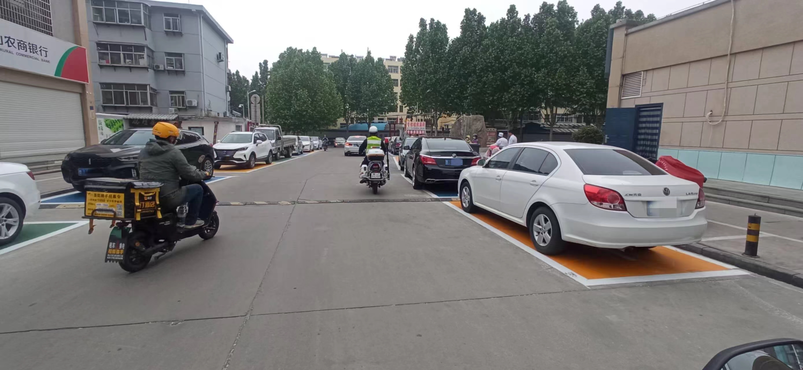 施划停车泊位规范停车秩序,施划停车位