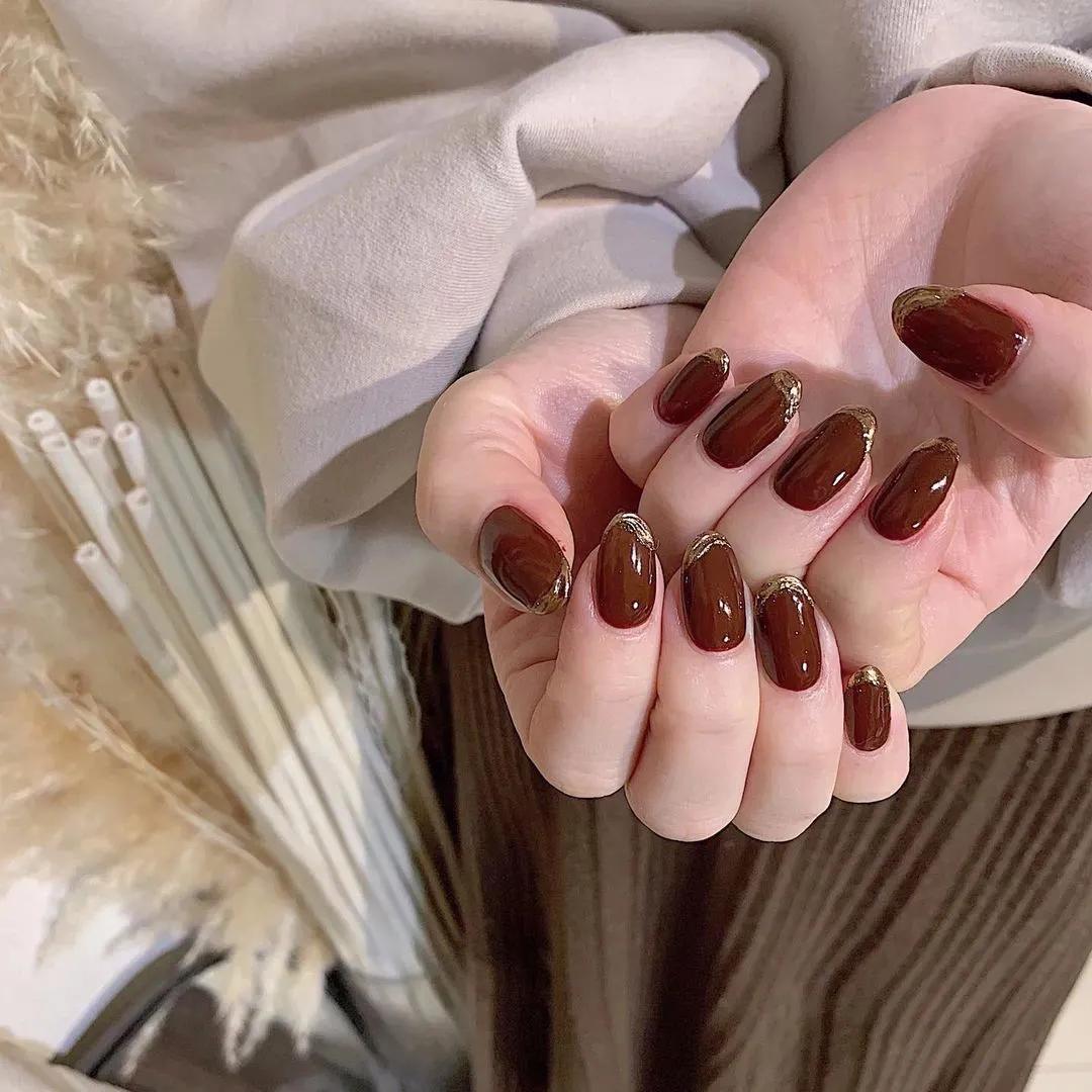 豆沙色美甲显手白吗,雾霾蓝跳色美甲图片显手白