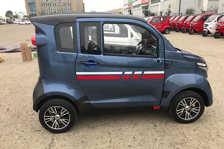 最新型老年代步汽车,七座最大空间老年代步车