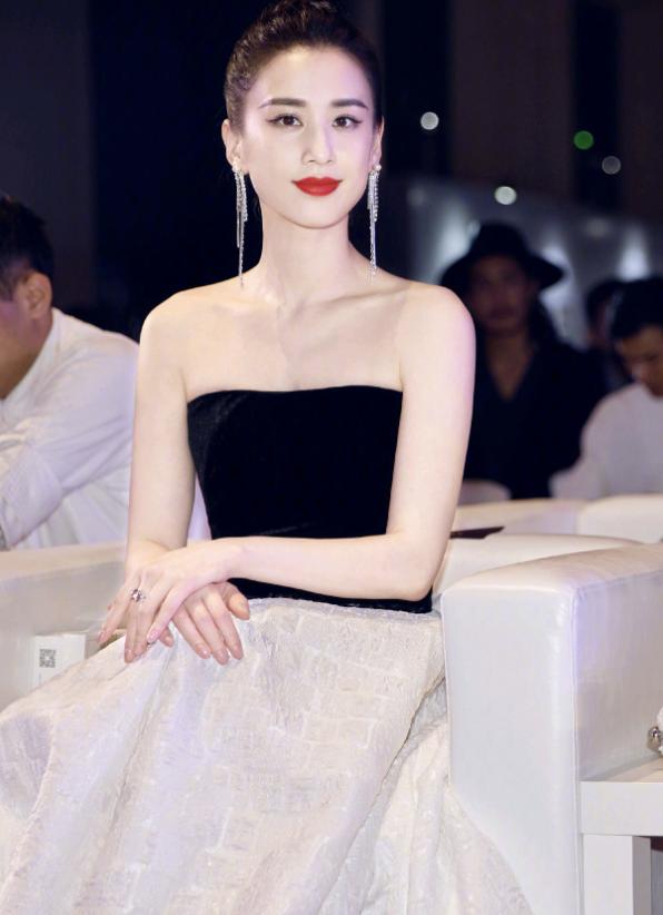 黑丝、抱胸、裸身，娱乐圈没被扒出的“*裤底**”，全在时尚周暴露了