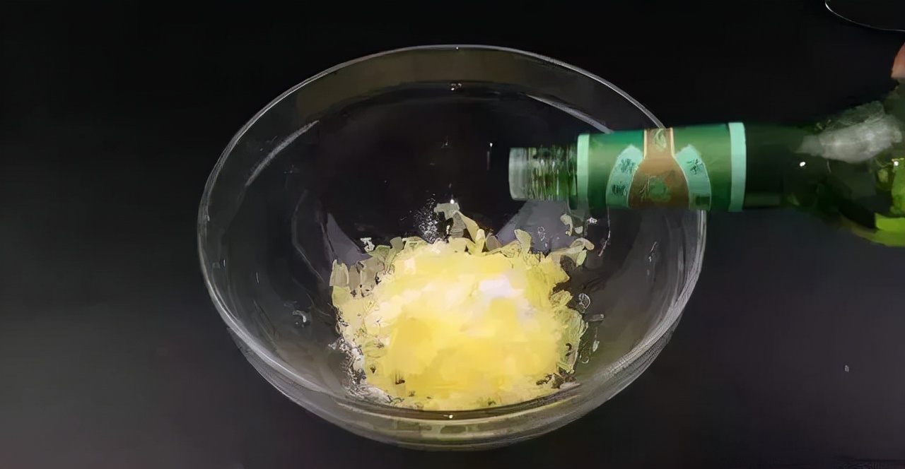 怎么洗发黄的羽绒衫,白色羽绒服洗了会发黄怎么回事