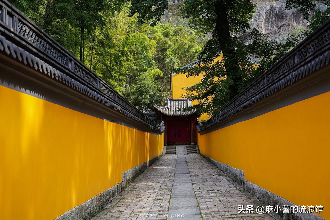 浙江绍兴有座千年大佛寺，有江南第一大石佛，许多影视剧都来取景