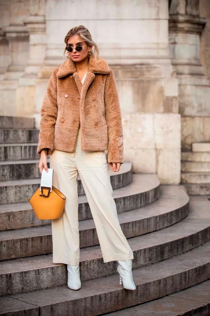 驼色外套内搭什么色彩打底,158梨形身材驼色大衣搭配高级感