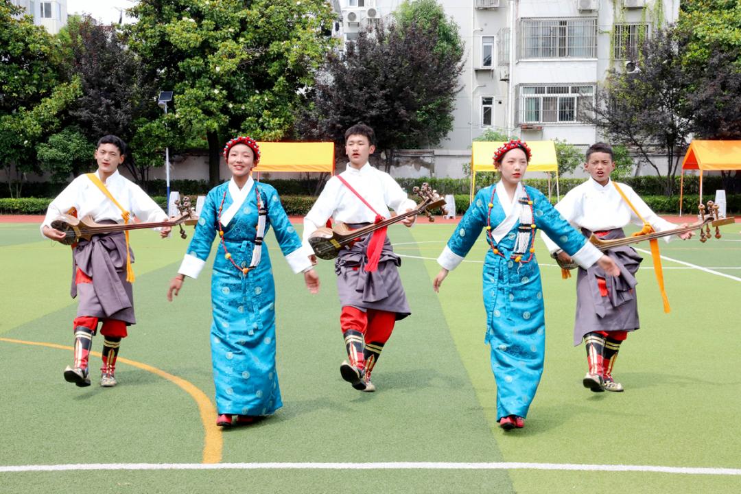 在足球场上努力拼搏,在足球场上驰骋