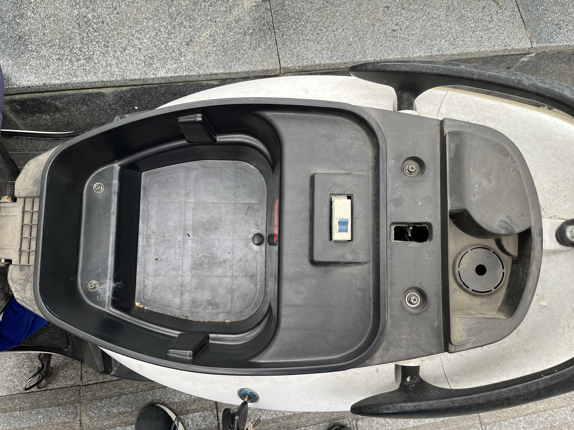 实体店卖出一辆电动车能赚多少钱,卖电动车赚钱的多还是赔钱的多