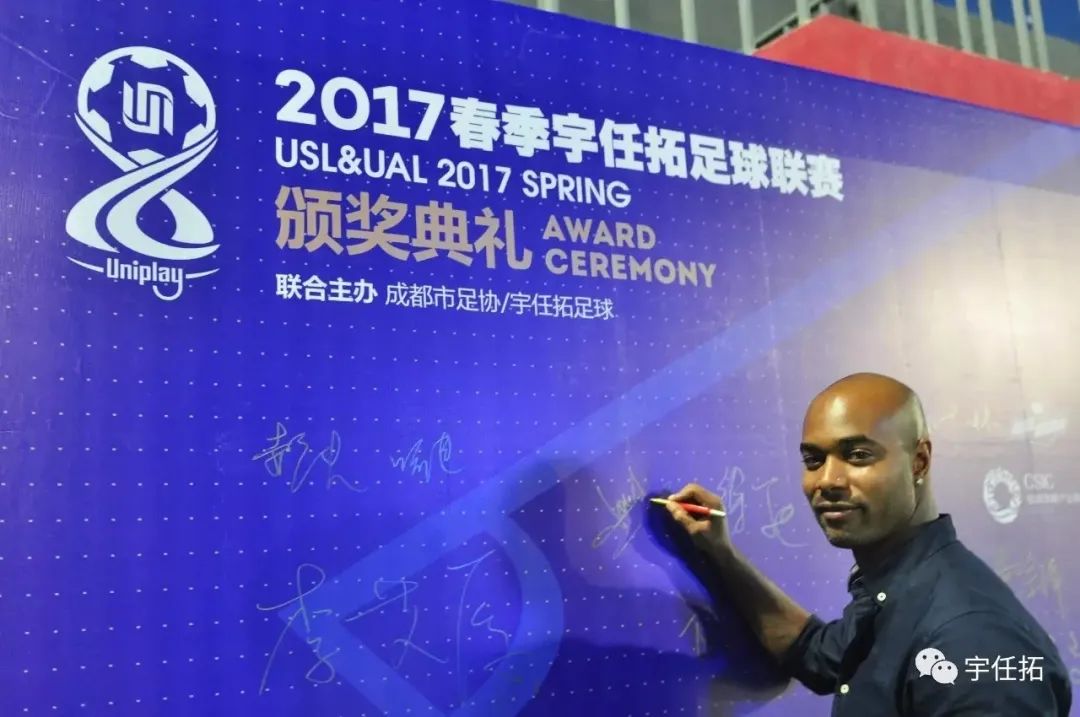 布里斯小传丨年少父亲踢球养家，法甲射手定居成都