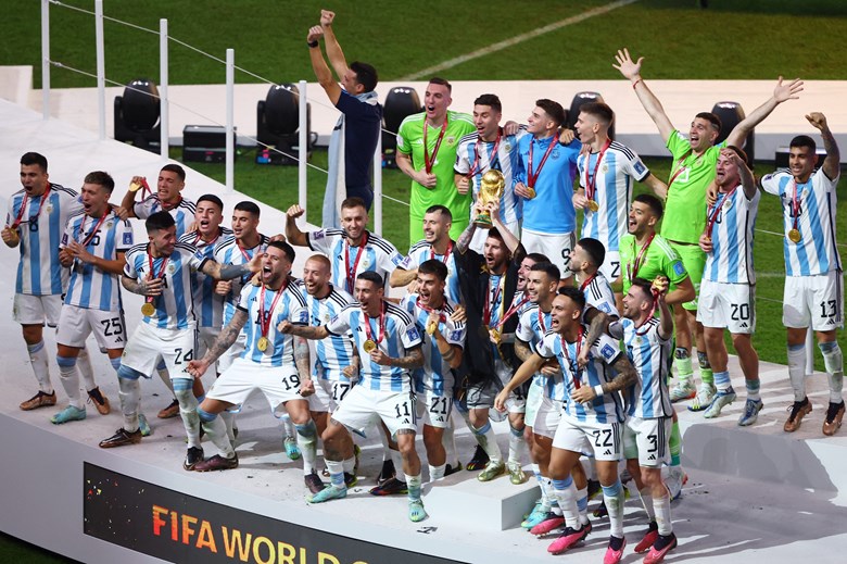 梅西作为队长举起的奖杯,梅西举起法甲冠军