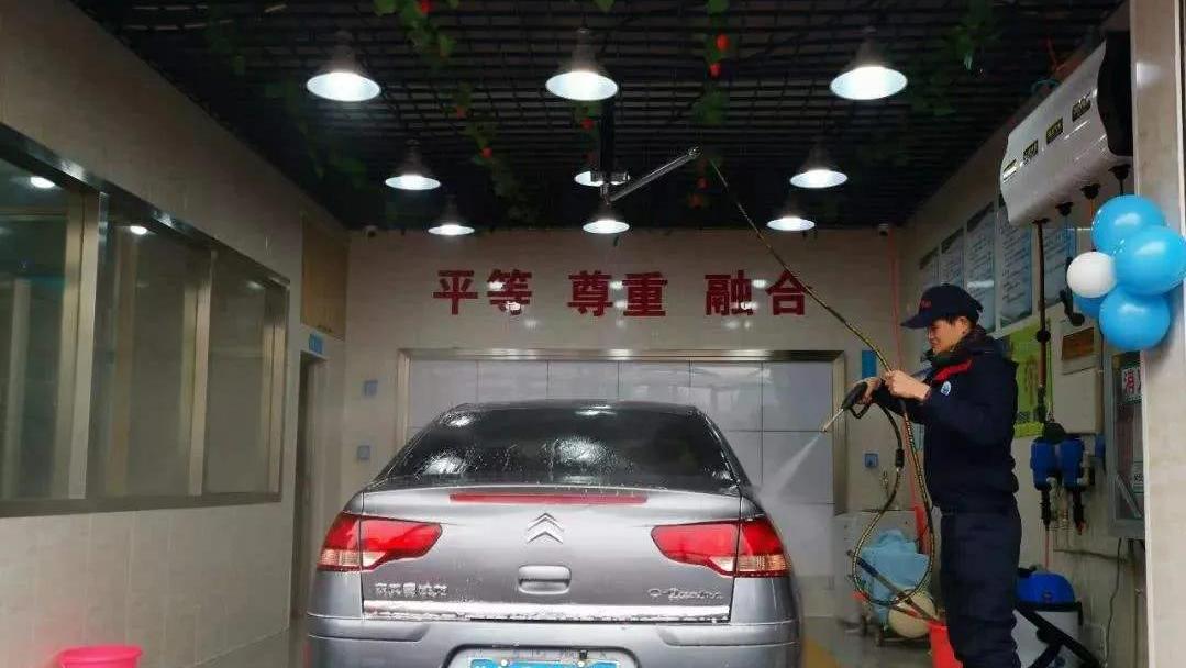 中年失业后，我去做过洗车工，说说我的真实感受:小生意也不好做